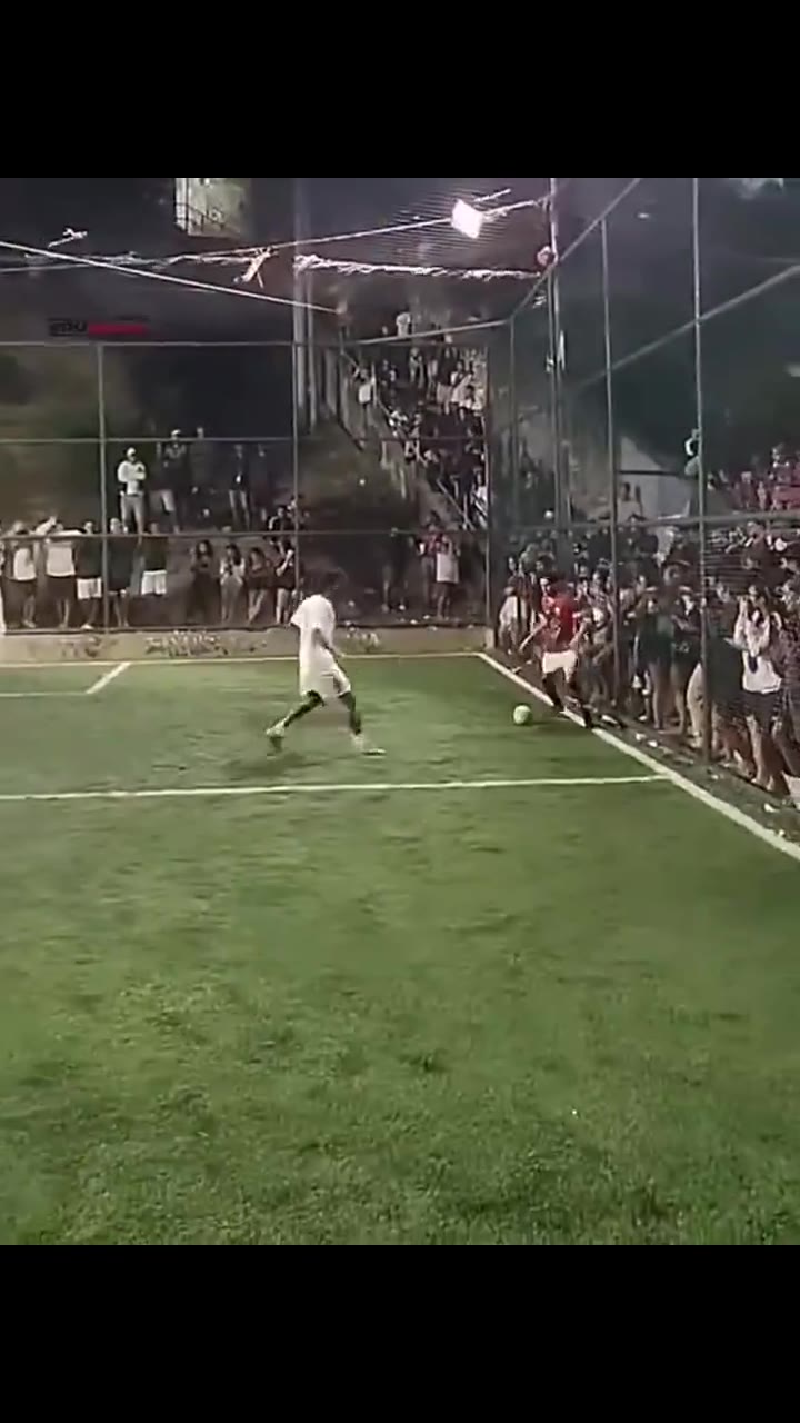Bela jogada de lateral.